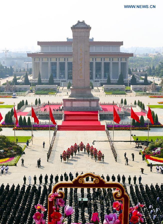 Delegates rally to honor and remember the deceased national heroes at the Monument to the People's Heroes in the Tian'anmen Square in central Beijing, capital of China, Sept. 30, 2015, on the occasion of the Martyrs' Day. (Xinhua/Ding Lin)