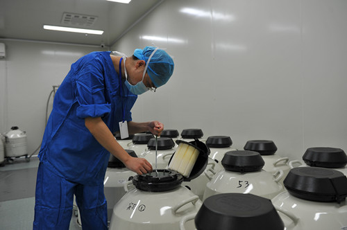 Medic checks liquid nitrogen tank where embryos are stored.(Photo/china.org.cn)