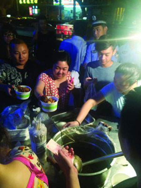 Customers stand around the stand to buy the stewed vegetables since the fried rice is sold out. (Photo from Sina Weibo)