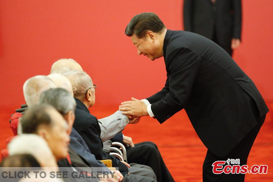 Chinese President Xi Jinping(R) grants medals to 30 Chinese and foreign veterans and civilians who fought for China in the Chinese People's War of Resistance against Japanese Aggression at the Great Hall of the People in Beijing, China, Sept. 2, 2015. Some of the late veterans were represented by their relatives. (Photo: China News Service/Sheng Jiapeng)