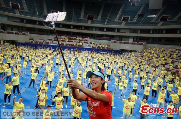 Zheng Jie, a well-known Chinese tennis player, takes a selfie with tennis fans at the Diamond Court of the National Tennis Centre in Beijing on September 5, 2015.