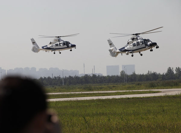 Police helicopters rehearse on Monday for the China Helicopter Exposition in Tianjin. The exposition will run from Wednesday to Sunday. (Photo by Jia Lei/China Daily)