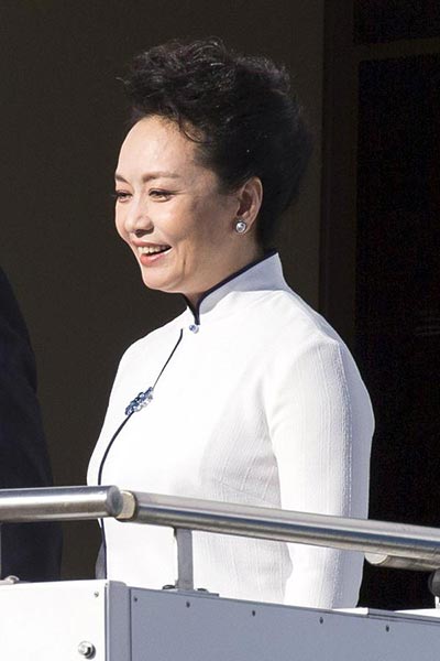 Chinese First Lady Peng Liyuan arrives at Paine Field in Everett, Washington, Sept 22, 2015. (Photo/Xinhua)