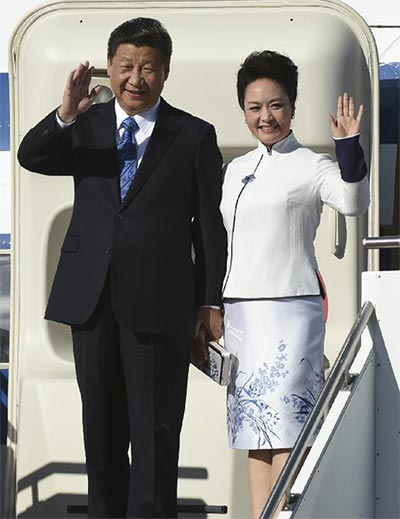 Chinese President Xi Jinping and First Lady Peng Liyuan arrive at Paine Field in Everett, Washington, Sept 22, 2015. (Photo/Xinhua)