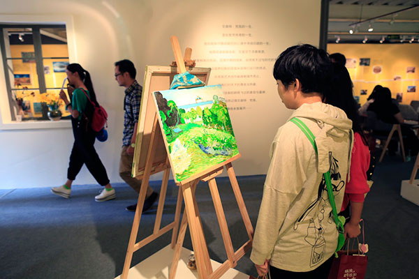 Visitors enjoy the Vincent Van Gogh Atlas: Virtual Reality Art Exhibition in Beijing on September 26,2015. Photo by Li Ying/chinadaily.com.cn