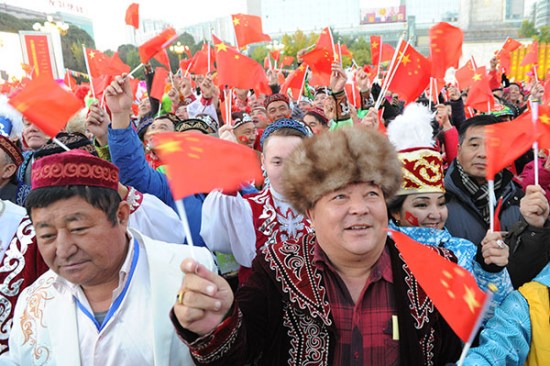 Residents gather in Urumqi on Thursday to celebrate National Day, the 66th anniversary of the founding of the People's Republic of China, and the 60th anniversary of the Xinjiang Uygur autonomous region.(Photo: China Daily/Zhang Wande)