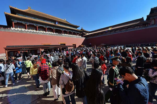 Visitors line up at the Wumen entrance of Beijing's Palace Museum on Thursday, the start of the National Day holiday. (Photo/China Daily)