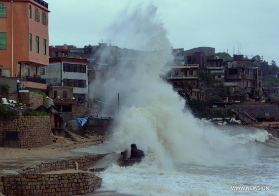 A huge wave hits Jiaonan Village of Tailu Town in Lianjiang County, southeast China's Fujian Province, Sept. 29, 2015. Typhoon Dujuan, the 21st typhoon of this year, made landfall in Fujian on Tuesday morning. The storm hit the coastal city of Putian at around 8:50 a.m., packing winds of up to 33 meters per second, said the Fujian Meteorological Service. (Photo: Xinhua/Zhang Guojun)