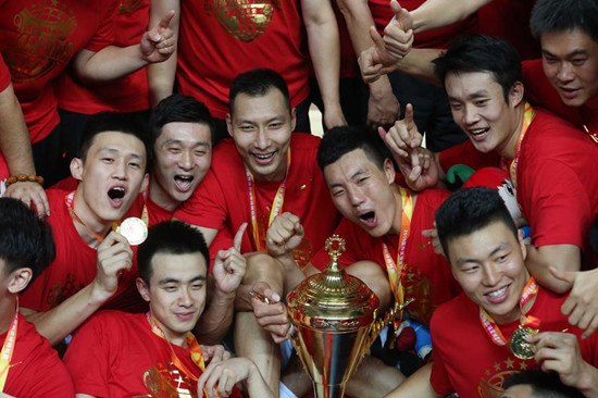 Players of China celebrate their victory over taking the title of the 2015 FIBA Asian Championship in Changsha, capital of central China's Hunan Province, Oct 3, 2015. (Photo/Xinhua)