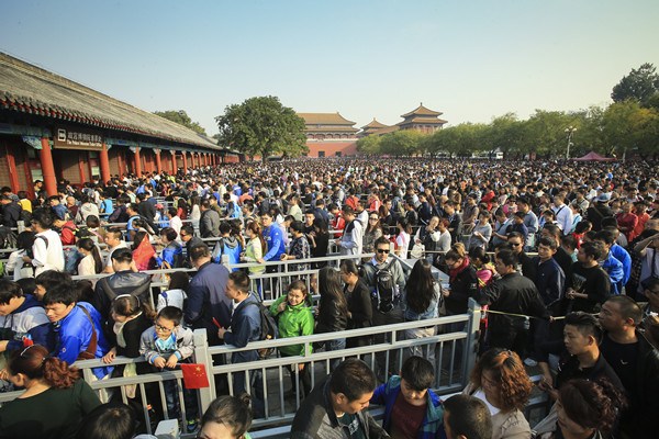 Visitors wait in line to buy tickets for the Palace Museum in Beijing on Sunday. (Photo by Chen Xiaogen/China Daily)