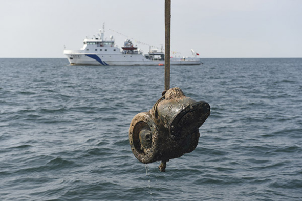 A part of the warship Zhiyuan is lifted out of water in the Yellow Sea.(File photo/Xinhua