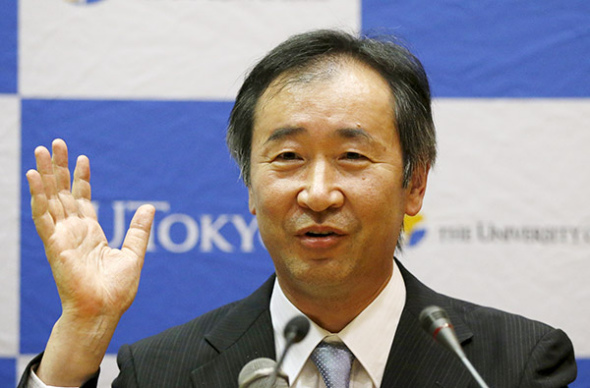 Takaaki Kajita, director of the University of Tokyo's Institute for Cosmic Ray Research, gestures during a news conference in Tokyo October 6, 2015. Kajita and Canadian scientist Arthur McDonald won the 2015 Nobel Prize for Physics on Tuesday for discovering that elusive subatomic particles called neutrinos have mass, opening a new window onto the fundamental nature of the universe. (Photo/China Daily)