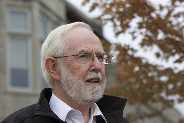 Arthur B. MacDonald, professor Emeritus at Queen's University in Canada, poses shortly after learning that he was a co-winner of the Nobel Prize for Physics at his home in Kingston, Ontario October 6, 2015. (Photo/China Daily)