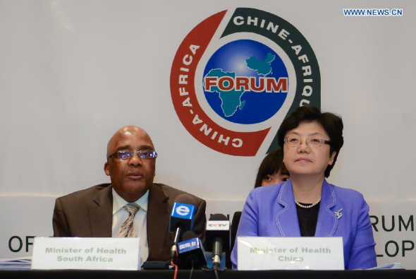 South African Health Minister Aaron Motsoaledi (L) and Director of China's National Population and Family Planning Commission Li Bin attend the press conference after the Second Ministerial Forum of China-Africa Health Development in Cape Town, South Africa, on Oct. 6, 2015. (Photo/Xinhua)