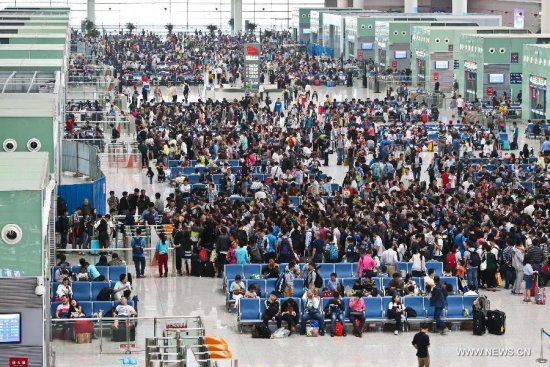 Lots of passengers wait for their trains at the Nanchang West Railway Station in Nanchang, capital of east China's Jiangxi Province, Oct. 6, 2015. As the week-long National Day holidays draw to an end, many parts across the country witnessed a travel rush Tuesday. China's National Day falls on Oct. 1. (Photo: Xinhua/Zhang Xuedong)