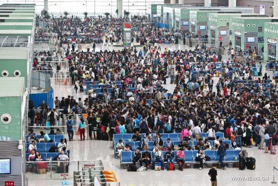 Lots of passengers wait for their trains at the Nanchang West Railway Station in Nanchang, capital of east China's Jiangxi Province, Oct. 6, 2015. As the week-long National Day holidays draw to an end, many parts across the country witnessed a travel rush Tuesday. China's National Day falls on Oct. 1. (Photo: Xinhua/Zhang Xuedong)