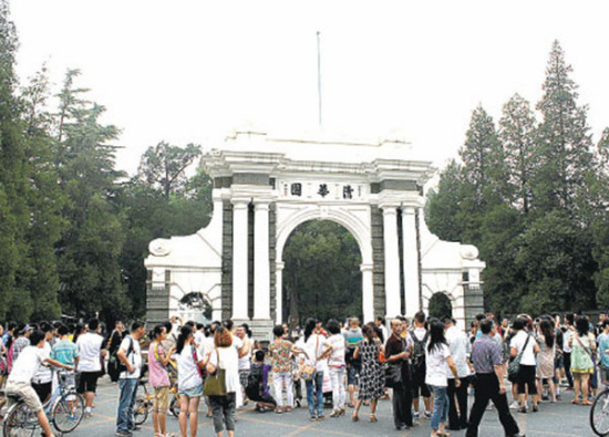 File photo taken on July 2013 shows students, some with their parents, wait to enroll for the new semester at Tsinghua University.(Photo/China Daily)