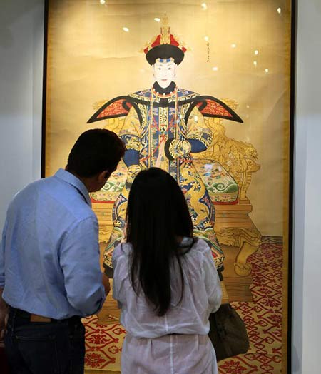 Visitors enjoy A Large Imperial Portrait of Consort Chunhui during the preview of Sotheby's autumn auction in Hong Kong, Oct 5, 2015. (Photo/Xinhua)