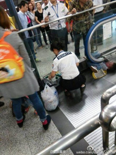 The picture shows the boy was stuck under the handrail of the escalator.(Photo/Sina Weibo)