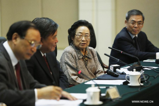 Tu Youyou (2nd R) speaks during a seminar celebrating her winning the 2015 Nobel Prize for Physiology or Medicine in Beijing, capital of China, Oct. 8, 2015. (Xinhua/Shen Bohan)