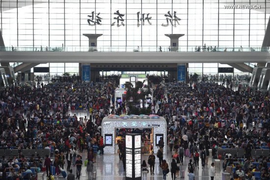 Passengers wait for their trains at the east railway station of Hangzhou, capital of east China's Zhejiang Province, Oct. 7, 2015. A travel peak is seen in Hangzhou on Wednesday, the last day of the seven-day National Day holidays. (Photo: Xinhua/Huang Zongzhi)