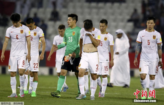 China soccer team players walk off the field after losing to Qatar at the 2018 World Cup qualifying soccer match in Doha, Qatar, October 8, 2015. Qatar won 1-0. (Photo/Agencies) 
