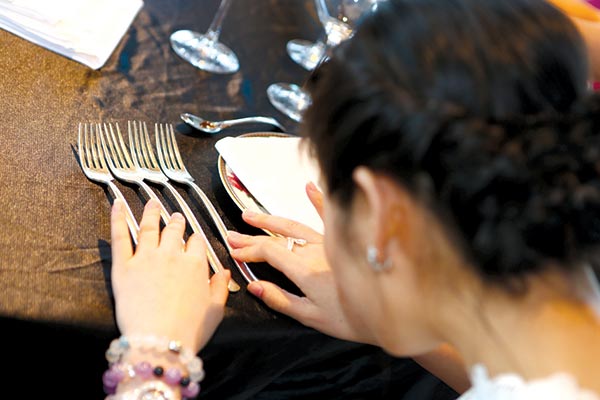 Image Collective Communication offers a variety of high-end lifestyle courses targeted at China's high net worth individuals, including wine tasting and table manners. (Photo provided to China Daily)
