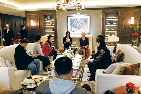 Image Collective Communication often invites Diana Mather (middle right), the director of training from The English Manner to coach local wealthy individuals. (Photo provided to China Daily)