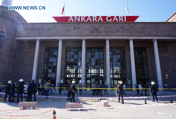 Turkish policemen maintain order in front of Ankara Railway Station in Ankara,capital of Turkey, on Oct. 10, 2015.(Xinhua/Cihan)