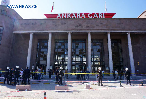 Turkish policemen maintain order in front of Ankara Railway Station in Ankara,capital of Turkey, on Oct. 10, 2015.(Xinhua/Cihan)