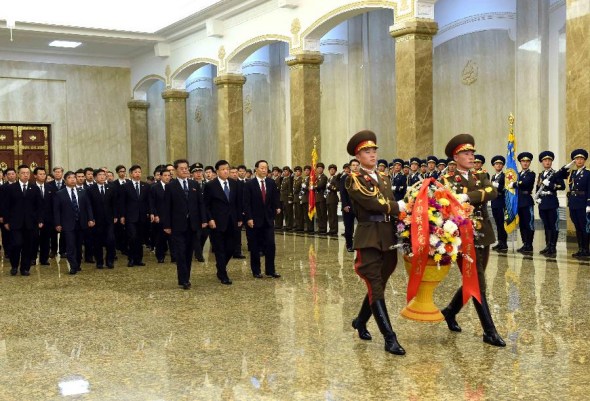 Liu Yunshan, a member of the Standing Committee of the Political Bureau of the Communist Party of China Central Committee, offers a flower basket to the statues of the Democratic People's Republic of Korea (DPRK) late leaders Kim Il Sung and Kim Jong Il, at the Kumsusan Palace of the Sun, in Pyongyang, capital of DPRK, Oct. 11, 2015. (Photo: Xinhua/Rao Aimin) 
