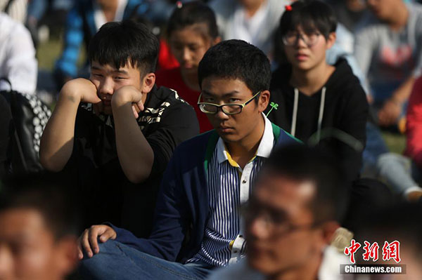 Young men wear sprouts hairpins in the contest. (Photo/Chinanews.com)