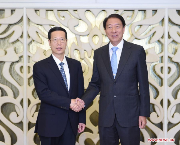 Chinese Vice Premier Zhang Gaoli (L) meets with Singaporean Deputy Prime Minister Teo Chee Hean in Singapore, Oct. 12, 2015. (Photo: Xinhua/Gao Jie)