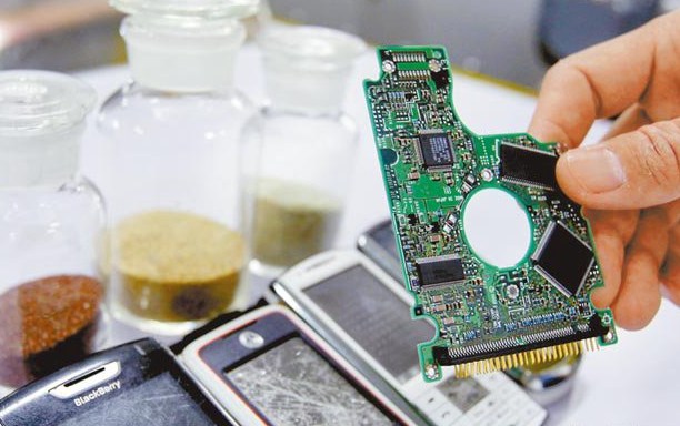 Cell phone components contain various valuable materials, such as 0.01 percent gold, 20 percent-25 percent copper and 40 percent -50 percent renewable plastic. (File Photo)