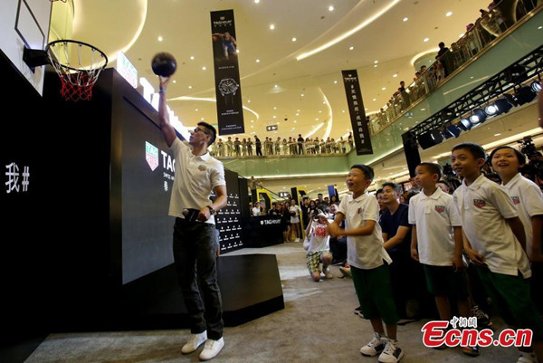 NBA star Jeremy Lin plays with children of a basketball summer camp during a TAG Heuer Challenge event in Beijing, June 22, 2015. The Swiss Avant-Garde watchmaker says Jeremy Lin is the perfect representative of Dont Crack Under Pressure. (Photo: China News Service/Liu Yang)