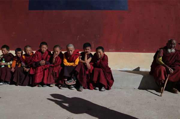 Monks at a temple in Ganzi Tibetan autonomous prefecture, Sichuan province. Clergy ill-prepared for retirement and lacking of health insurance is a problem in major religions in China, according to a report by Renmin University of China. (Photo by Wang Yuheng/China Daily)