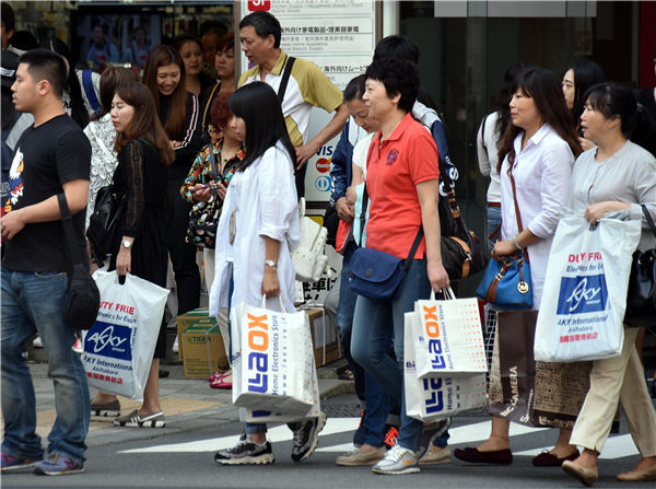 Chinese tourists go on shopping sprees in Japan during the National Day holiday. Many visited Tokyo's Akihabara shopping district. Provided to China Daily