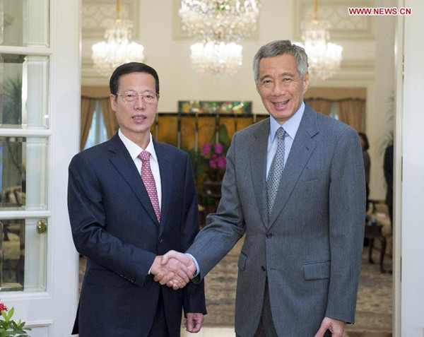Chinese Vice Premier Zhang Gaoli (L) meets with Singaporean Prime Minister Lee Hsien Loong in Singapore, Oct. 13, 2015. (Xinhua/Wang Ye)