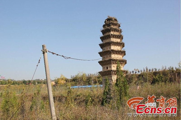 A steel cable is seen fixed on a leaning ancient pagoda in Tongchuan, Northwest Chinas Shaanxi province on October 12, 2015. (Photo/hsw.cn)