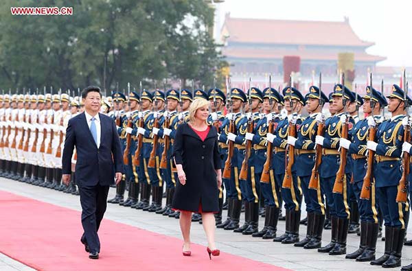 Chinese President Xi Jinping (L) holds a welcoming ceremony for Croatia's President Kolinda Grabar-Kitarovic before their talks in Beijing, Oct 14, 2015. (Photo/Xinhua)