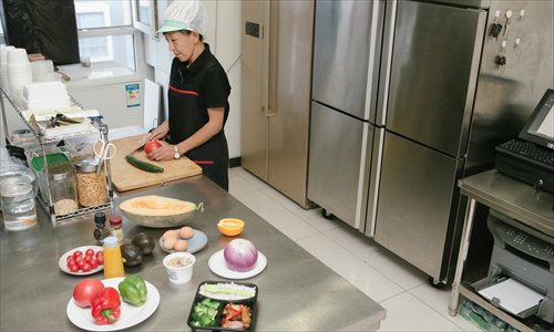 The central kitchen of an online food vendor promoting healthy takeaways in Chaoyang district. (Photo: Li Hao/GT)