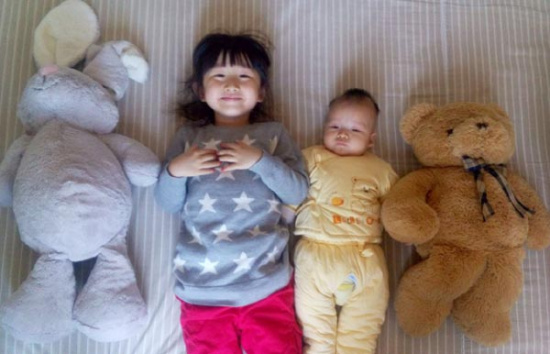 Li Shuchun, 4, and his 7-month-old brother Li Shuhan, live in Beijing with their parents who are among the 1.07 million out of 11 million eligible couples applied to have a second child by the end of last year. [Photo: chinadaily.com.cn/Wang Nina/Provided to]