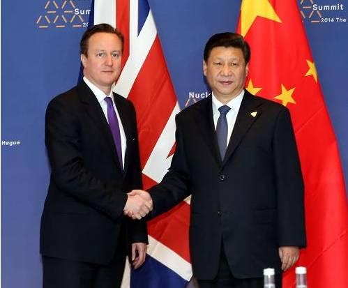 File photo: Chinese President Xi met with British PM David Cameron in the Netherlands in March, 2014. (Photo: China News Service)