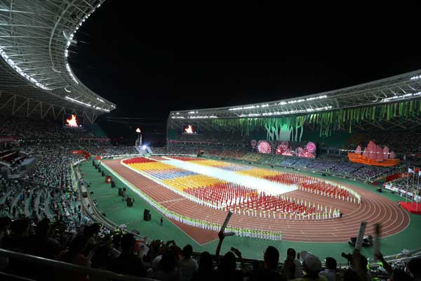 The opening ceremony of the first National Youth Games is held in East China's Fujian province on Oct 18, 2015. HU MEIDONG/CHINA DAILY 