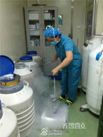 A hospital staff works with frozen embryos in a Qingdao, Shandong province, hospital. (Photo/Sina Weibo)