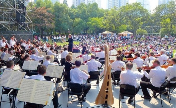 The Prague Symphony Orchestra performs for the public yesterday at Shanghai Urban Music Lawn in Huangpu District. The outdoor concert took place on the opening day of this years Shanghai International Arts Festival. A host of arts events will be held daily on the lawn through November 16. (Photo:Shanghai Daily/Wang Rongjiang)