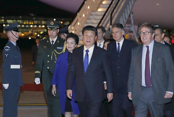 Chinese President Xi Jinping (C) and his wife Peng Liyuan (3rd L) arrive in London, Britain, Oct. 19, 2015, for a state visit to Britain at the invitation of Queen Elizabeth II. (Photo/Xinhua)