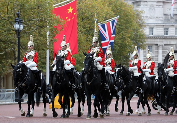A cavalry troop passes The Mall near Buckingham Palace on Monday. President Xi Jinping is scheduled to officially start his state visit to the United Kingdom on Tuesday.WU ZHIYI/CHINA DAILY