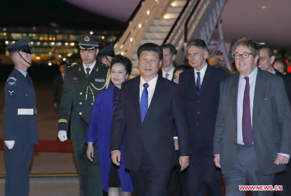 Chinese President Xi Jinping (C) and his wife Peng Liyuan (3rd L) arrive in London, Britain, Oct. 19, 2015, for a state visit to Britain at the invitation of Queen Elizabeth II. (Photo: Xinhua/Ju Peng)