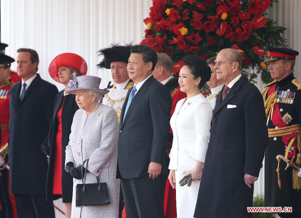 Visiting Chinese President Xi Jinping (2nd L, front), his wife Peng Liyuan (2nd R, front), British Queen Elizabeth II (1st L, front), and Prince Philip (1st R, front) attend a traditional ceremonial welcome in London, capital of Britain, Oct. 20, 2015. (Xinhua/Pang Xinglei)